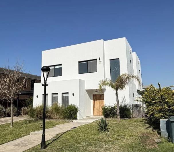 Casa · 250m² · 5 Ambientes · 2 Cocheras