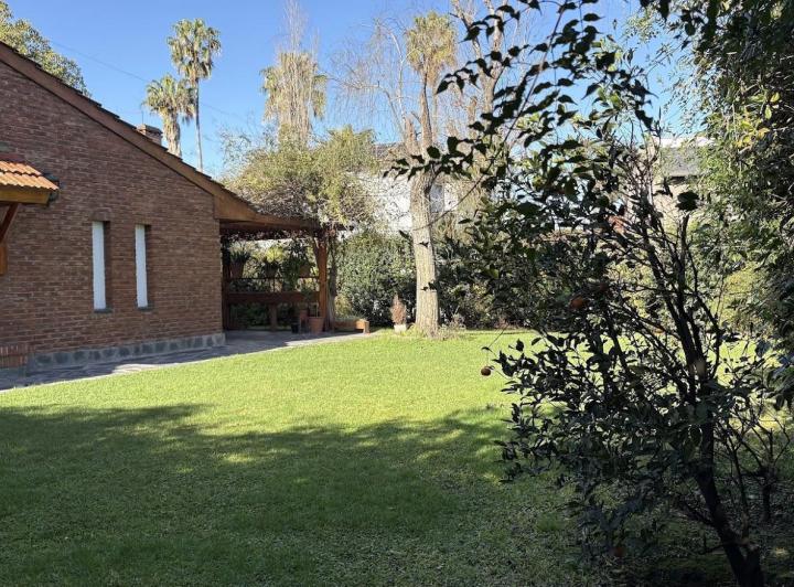 Casa · 350m² · 5 Ambientes · 8 Cocheras