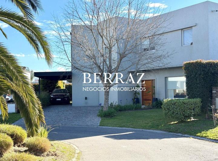 Casa · 250m² · 5 Ambientes · 2 Cocheras