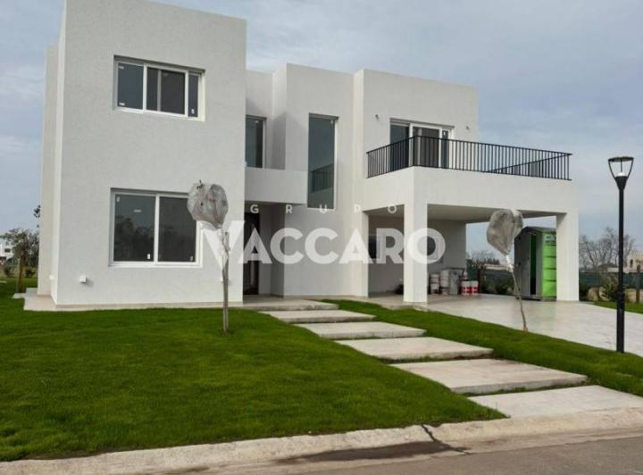Casa · 221m² · 5 Ambientes · 2 Cocheras
