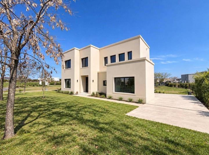 Casa · 180m² · 5 Ambientes · 3 Cocheras
