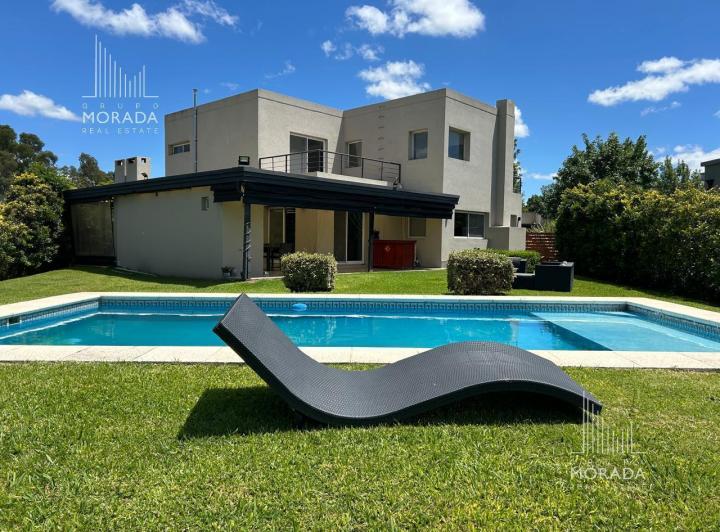 Casa · 234m² · 6 Ambientes · 2 Cocheras