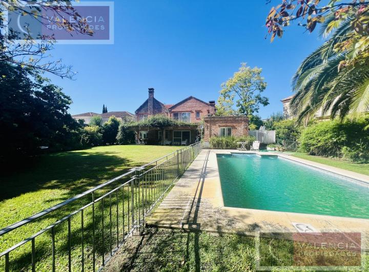 Casa · 358m² · 7 Ambientes · 4 Cocheras