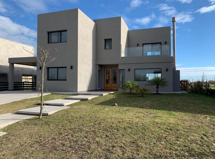 Casa · 260m² · 5 Ambientes · 2 Cocheras