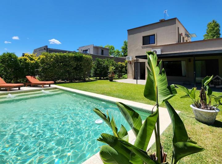 Casa · 228m² · 6 Ambientes · 2 Cocheras