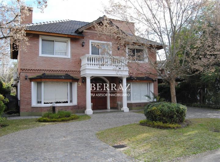 Casa · 310m² · 8 Ambientes · 2 Cocheras