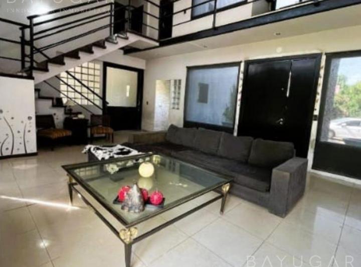 Casa · 215m² · 5 Ambientes · 3 Cocheras