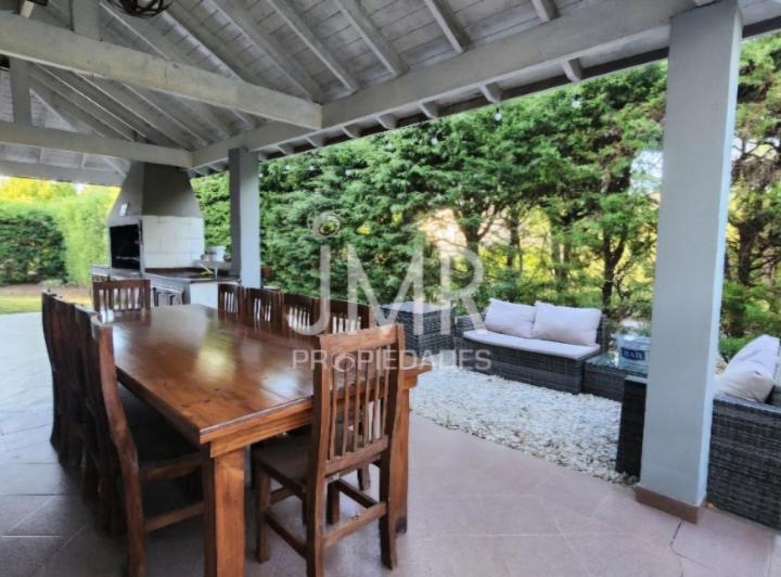 Casa · 210m² · 6 Ambientes · 2 Cocheras
