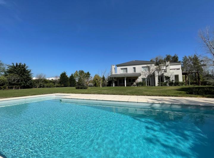 Casa · 360m² · 6 Ambientes · 2 Cocheras