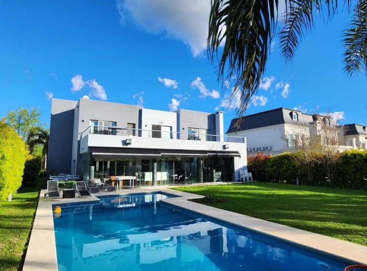 Casa · 383m² · 6 Ambientes · 4 Cocheras