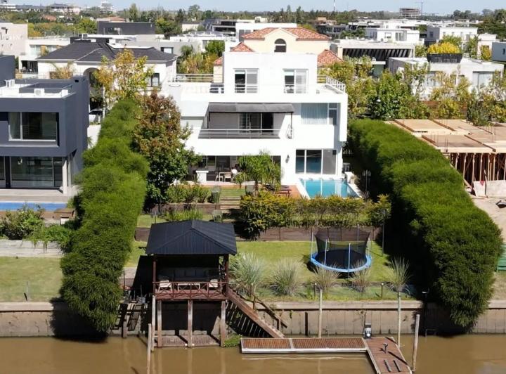 Casa · 370m² · 7 Ambientes · 2 Cocheras