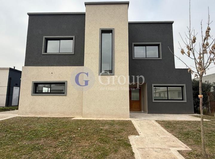 Casa · 210m² · 6 Ambientes · 1 Cochera