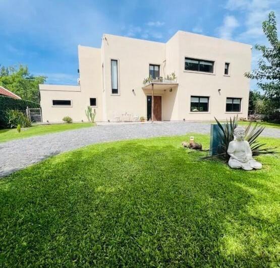 Casa · 220m² · 5 Ambientes · 1 Cochera