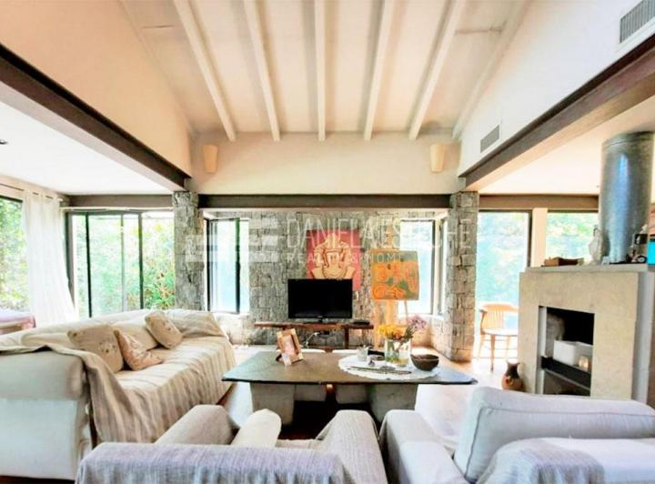 Casa · 300m² · 6 Ambientes · 2 Cocheras