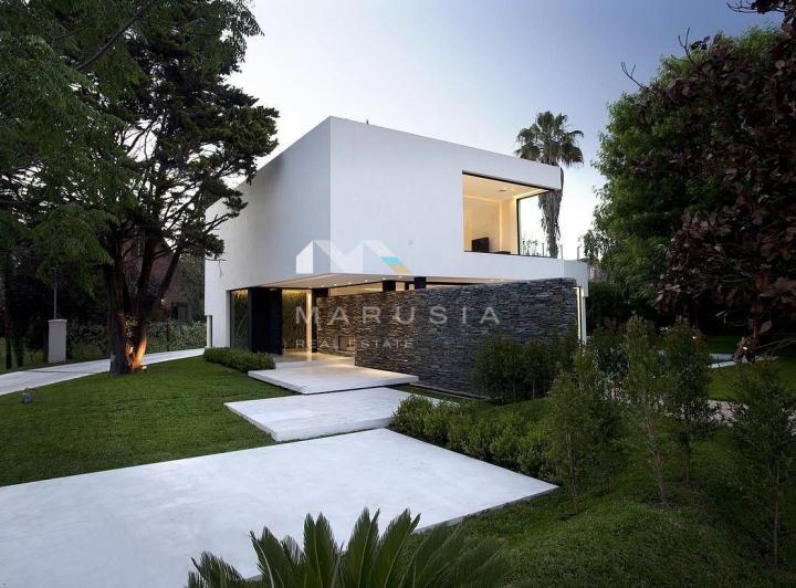 Casa · 536m² · 7 Ambientes · 4 Cocheras