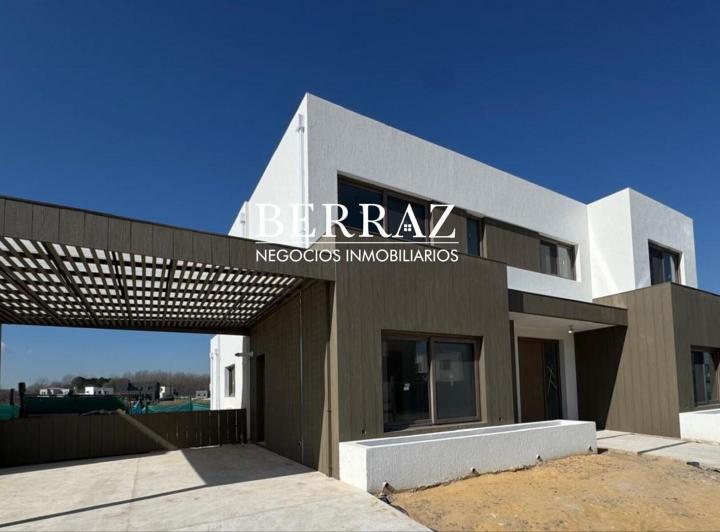 Casa · 216m² · 5 Ambientes · 2 Cocheras