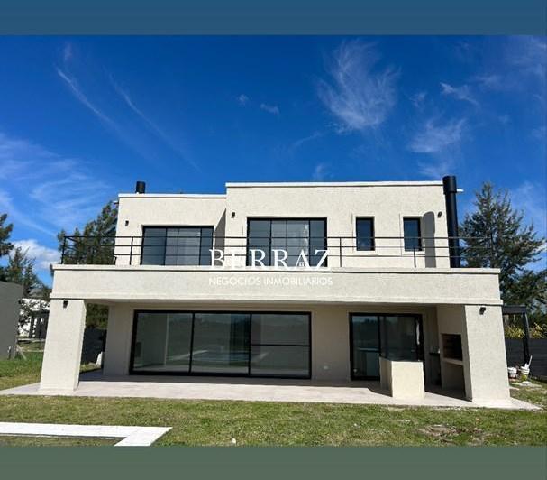 Casa · 210m² · 6 Ambientes · 4 Cocheras