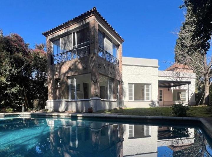 Casa · 240m² · 5 Ambientes · 2 Cocheras
