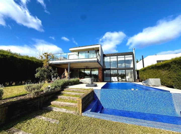 Casa · 420m² · 6 Ambientes · 2 Cocheras