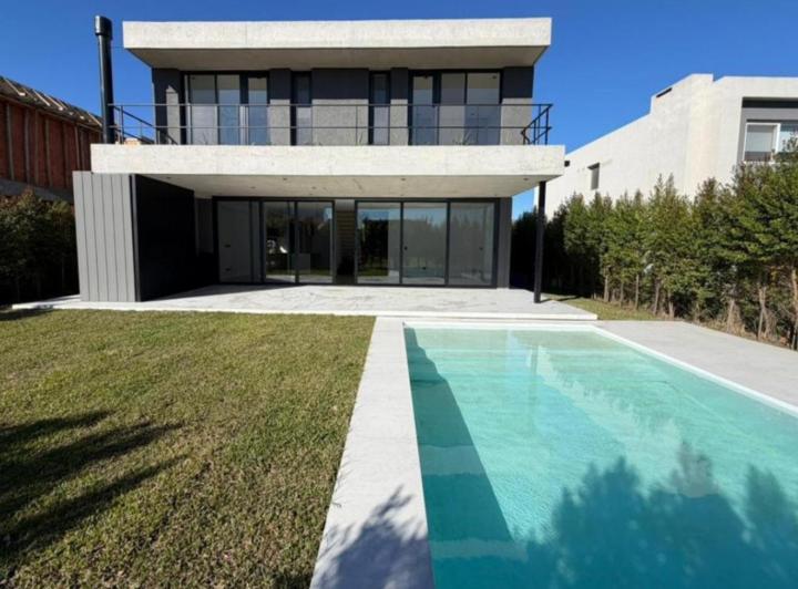 Casa · 270m² · 5 Ambientes · 3 Cocheras