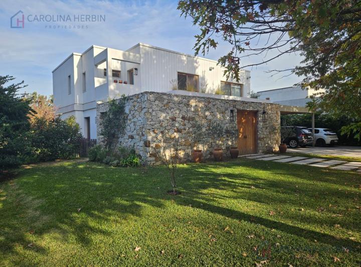 Casa · 350m² · 5 Ambientes · 6 Cocheras