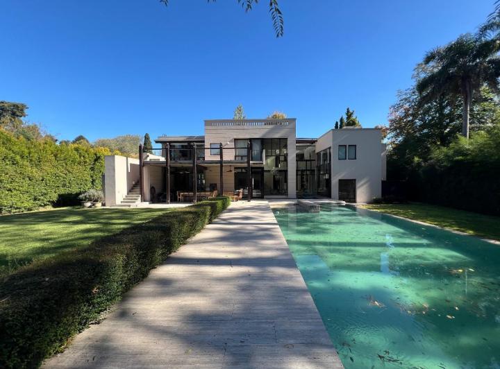Casa · 583m² · 5 Ambientes · 4 Cocheras