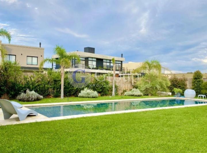 Casa · 265m² · 6 Ambientes · 3 Cocheras