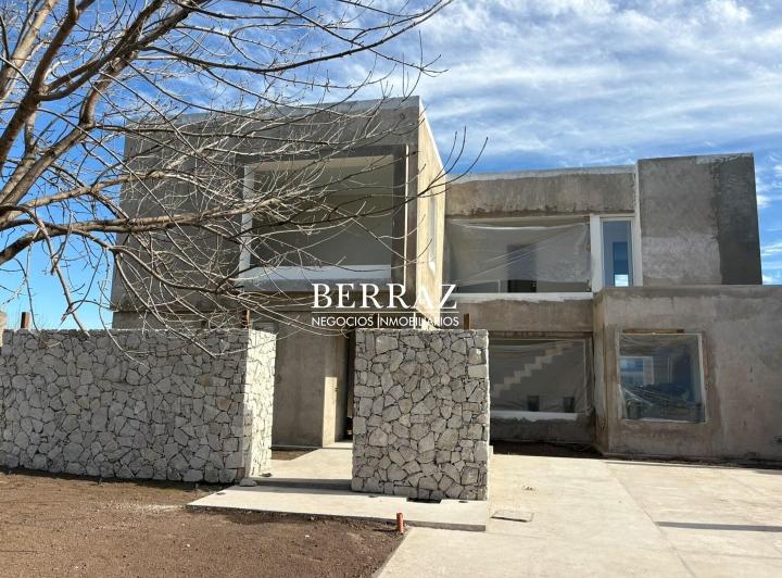 Casa · 409m² · 6 Ambientes · 4 Cocheras