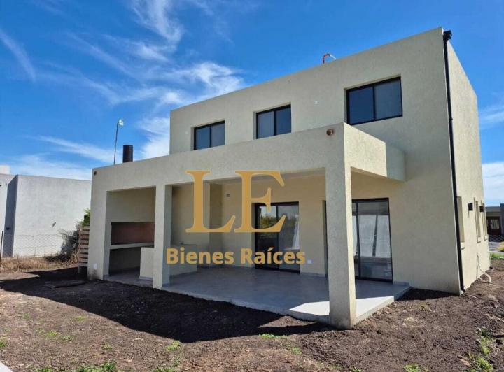 Casa · 185m² · 5 Ambientes · 2 Cocheras