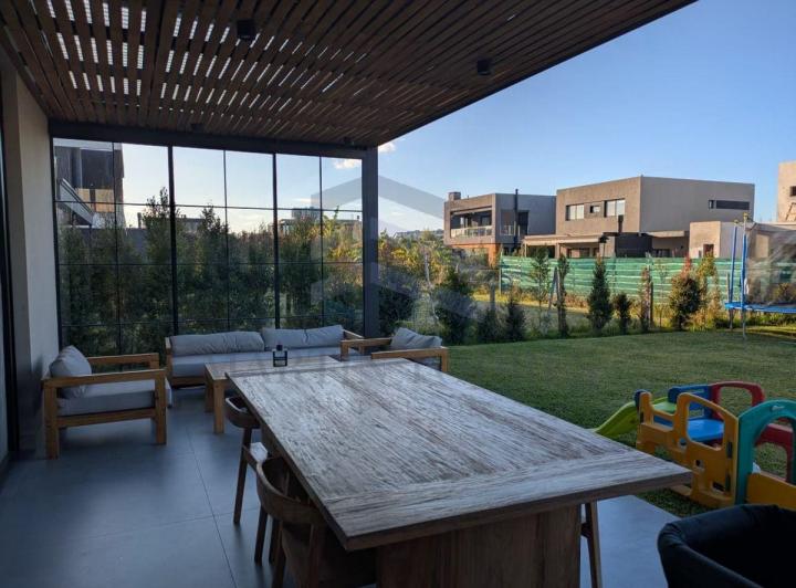 Casa · 223m² · 5 Ambientes · 4 Cocheras