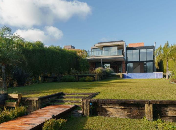 Casa · 420m² · 7 Ambientes · 2 Cocheras