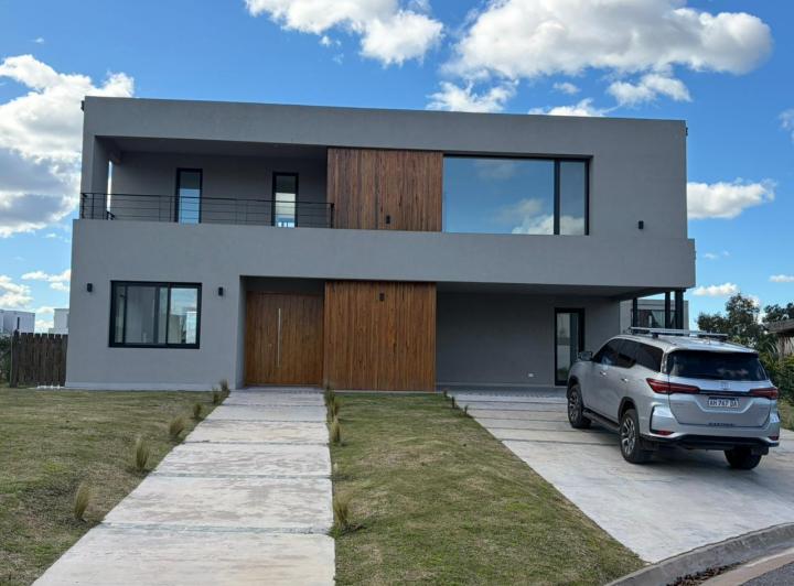 Casa · 246m² · 5 Ambientes · 4 Cocheras
