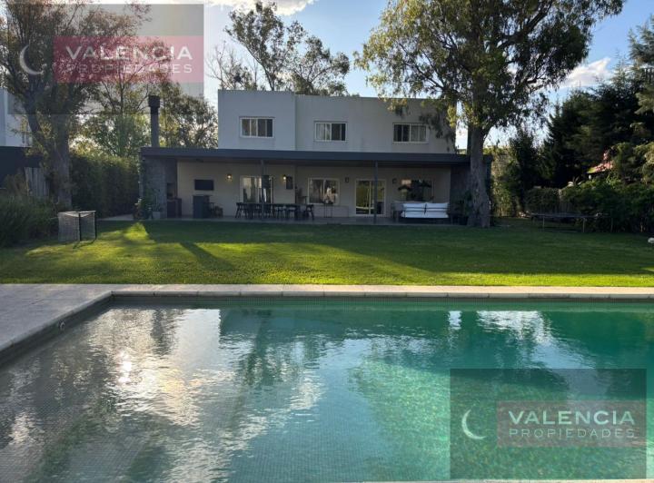 Casa · 255m² · 6 Ambientes · 2 Cocheras
