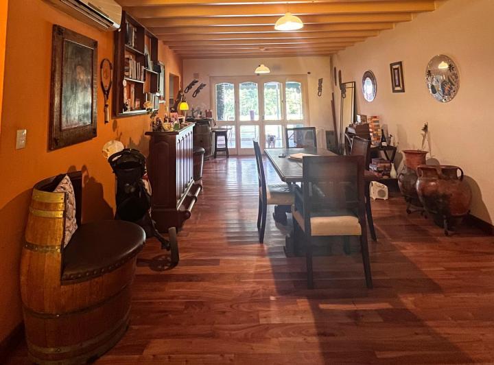 Casa · 215m² · 7 Ambientes · 6 Cocheras