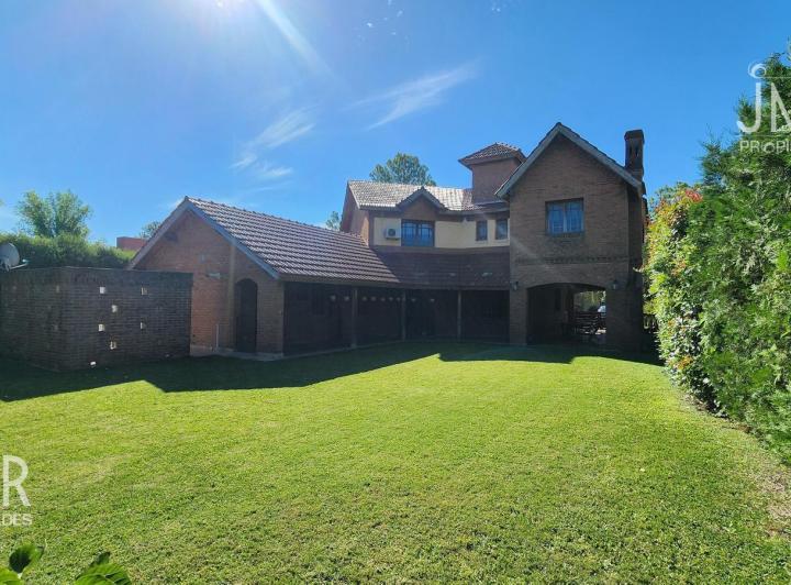 Casa · 255m² · 5 Ambientes · 2 Cocheras