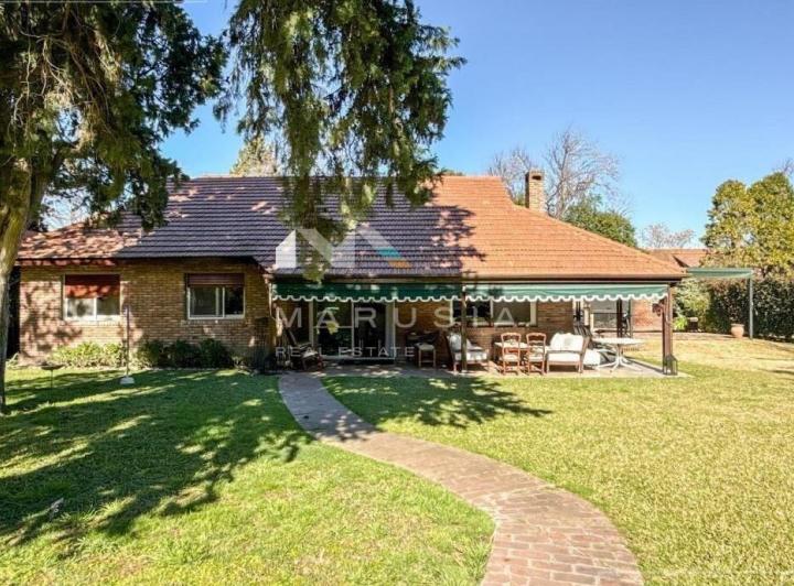 Casa · 227m² · 6 Ambientes · 1 Cochera