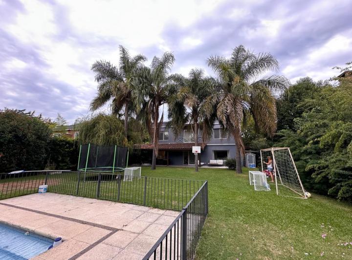 Casa · 205m² · 6 Ambientes · 2 Cocheras