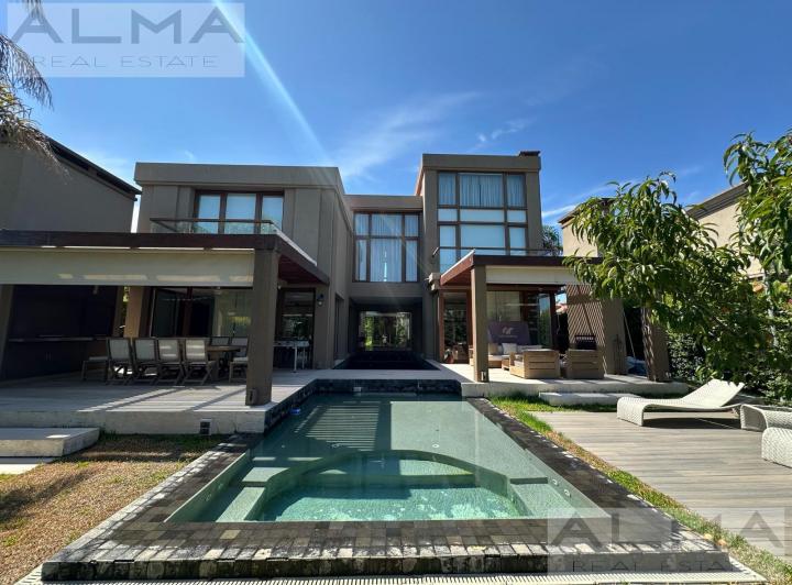 Casa · 500m² · 7 Ambientes · 4 Cocheras