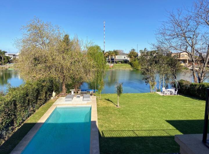 Casa · 350m² · 7 Ambientes · 2 Cocheras