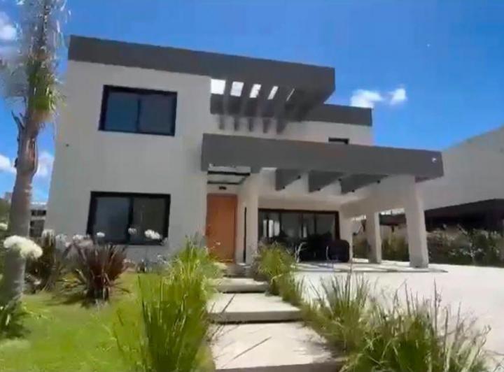 Casa · 285m² · 5 Ambientes · 4 Cocheras