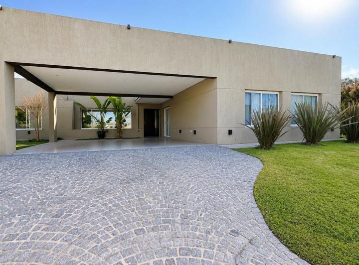 Casa · 187m² · 5 Ambientes · 4 Cocheras