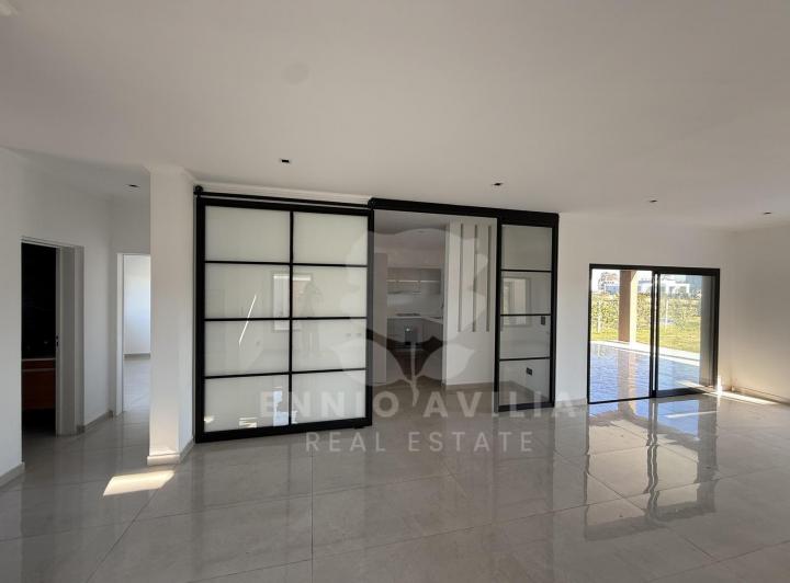 Casa · 221m² · 5 Ambientes · 2 Cocheras