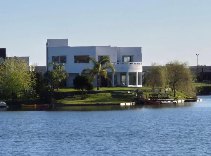 Casa · 330m² · 8 Ambientes · 1 Cochera