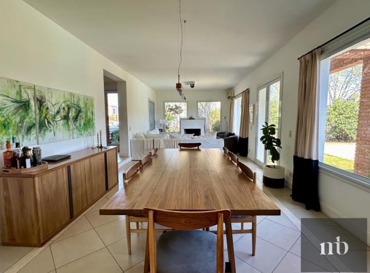 Casa · 787m² · 9 Ambientes · 3 Cocheras