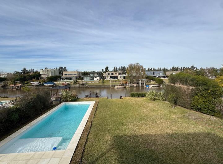 Casa · 1000m² · 6 Ambientes · 4 Cocheras