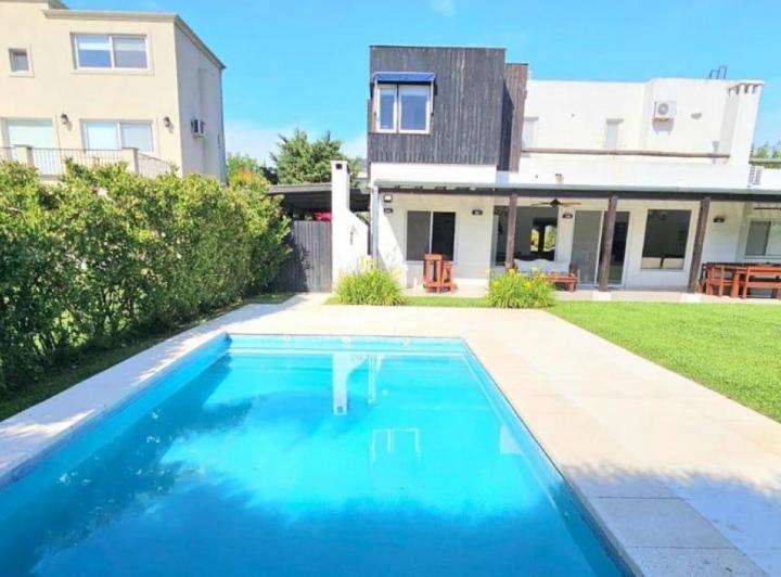 Casa · 264m² · 6 Ambientes · 4 Cocheras