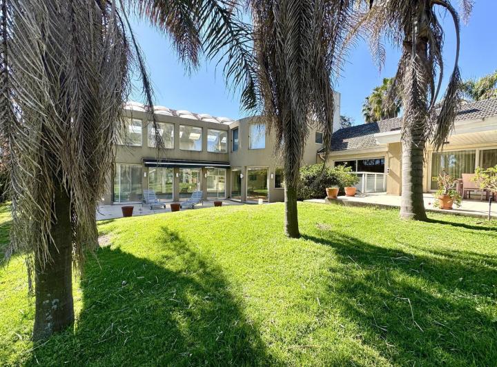 Casa · 850ha · 10 Ambientes · 5 Cocheras
