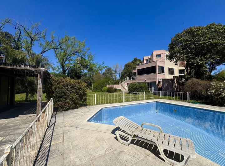 Casa · 450m² · 8 Ambientes · 2 Cocheras