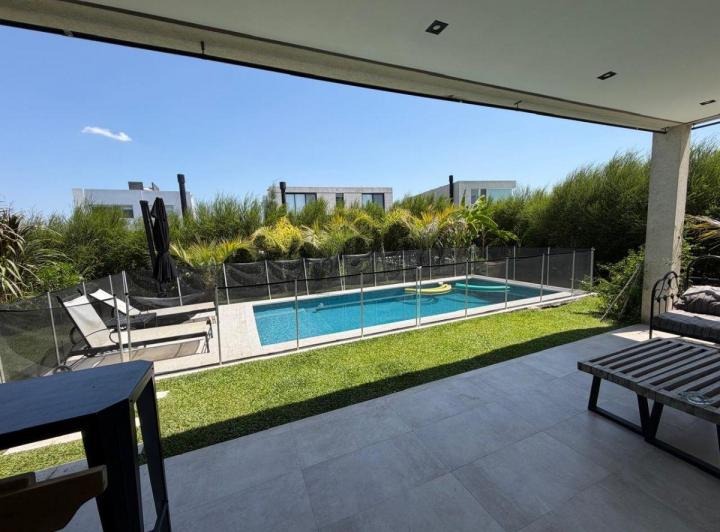 Casa · 230m² · 7 Ambientes · 2 Cocheras