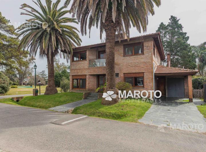 Casa · 280m² · 6 Ambientes · 2 Cocheras